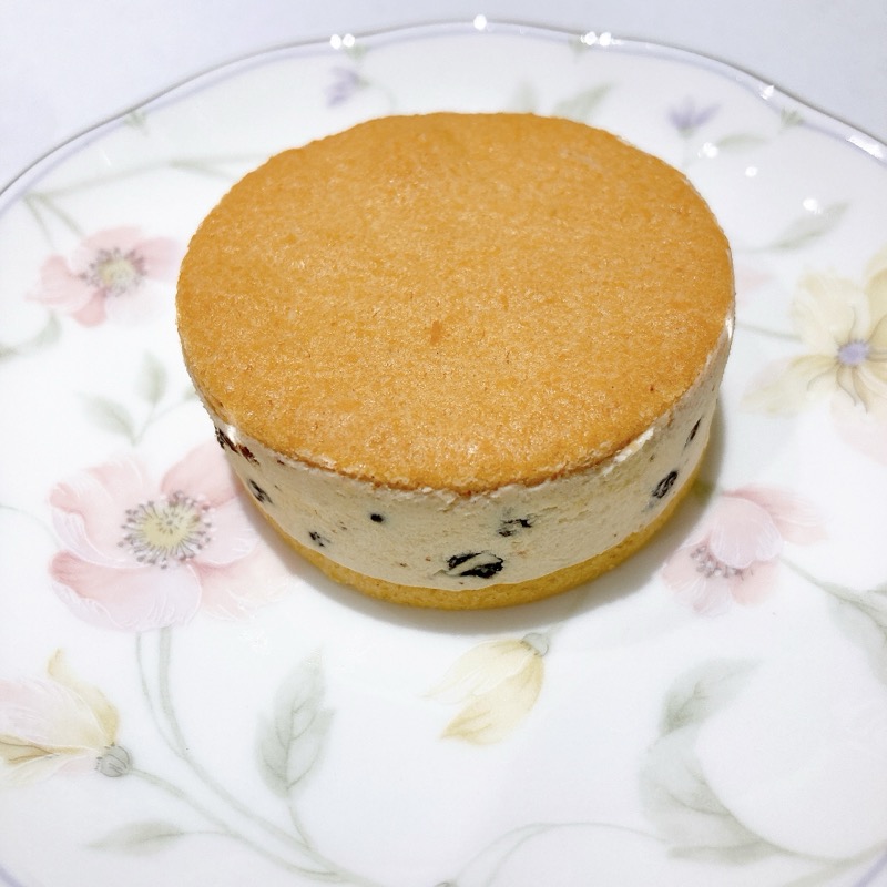 MILKSTARのミルクスターサンドのラムレーズン味