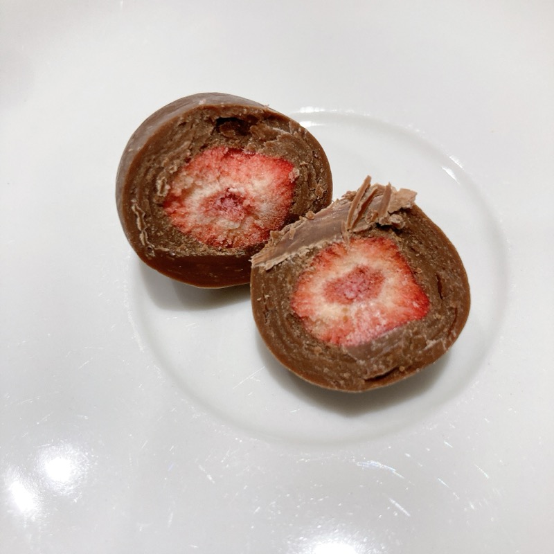 ファミマのストロベリーミルクチョコ