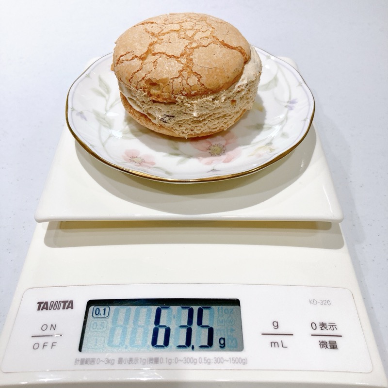 クリームたっぷり生ブッセのキャラメルアーモンド味