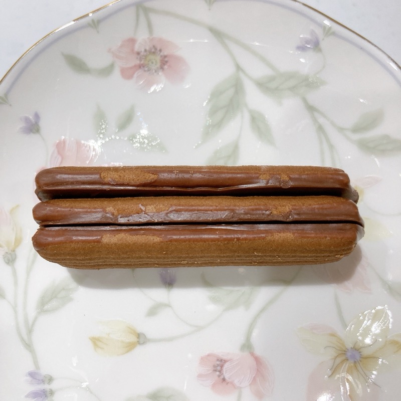 ダイソーのチョコクリームサンドのチョコ味