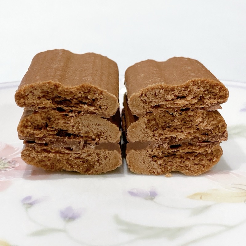 ダイソーのチョコクリームサンドのチョコ味