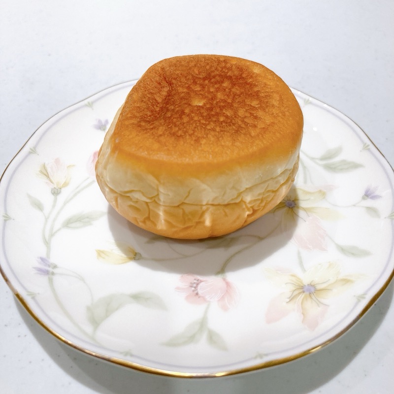 薄皮の塩キャラメルクリームパン