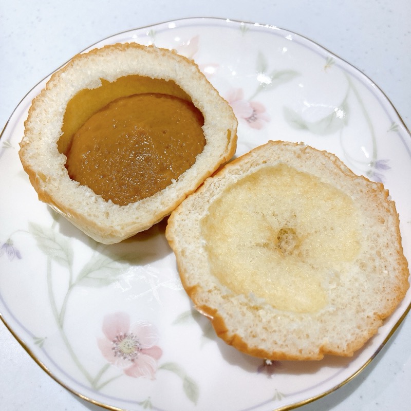 薄皮の塩キャラメルクリームパン