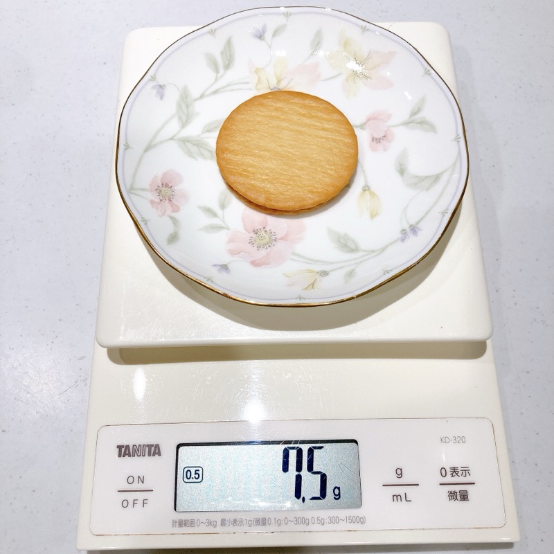 セブンのパリッと香ばしい塩キャラメルサンド