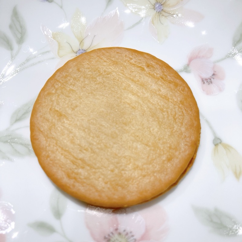 セブンのパリッと香ばしい塩キャラメルサンド