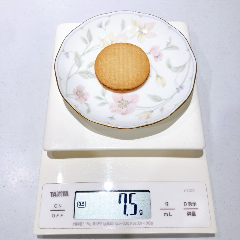 セブンのパリッと香ばしい塩キャラメルサンド