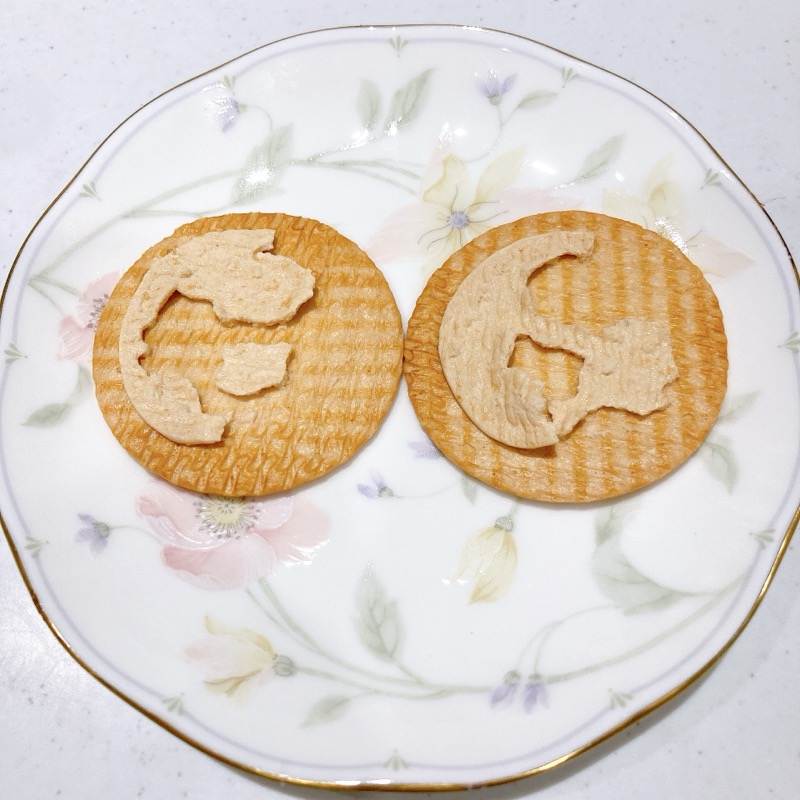 セブンのパリッと香ばしい塩キャラメルサンド
