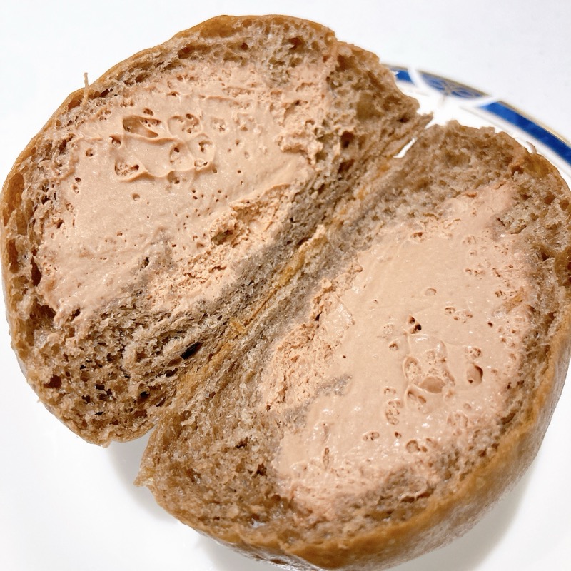 クリームたっぷり!ふわもち冷やしクリームパンのチョコクリーム生チョコ入り