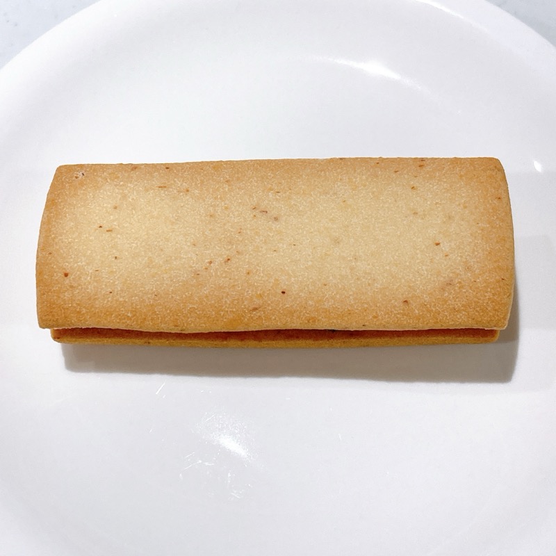 ファミマのトロバタラムレーズンサンド