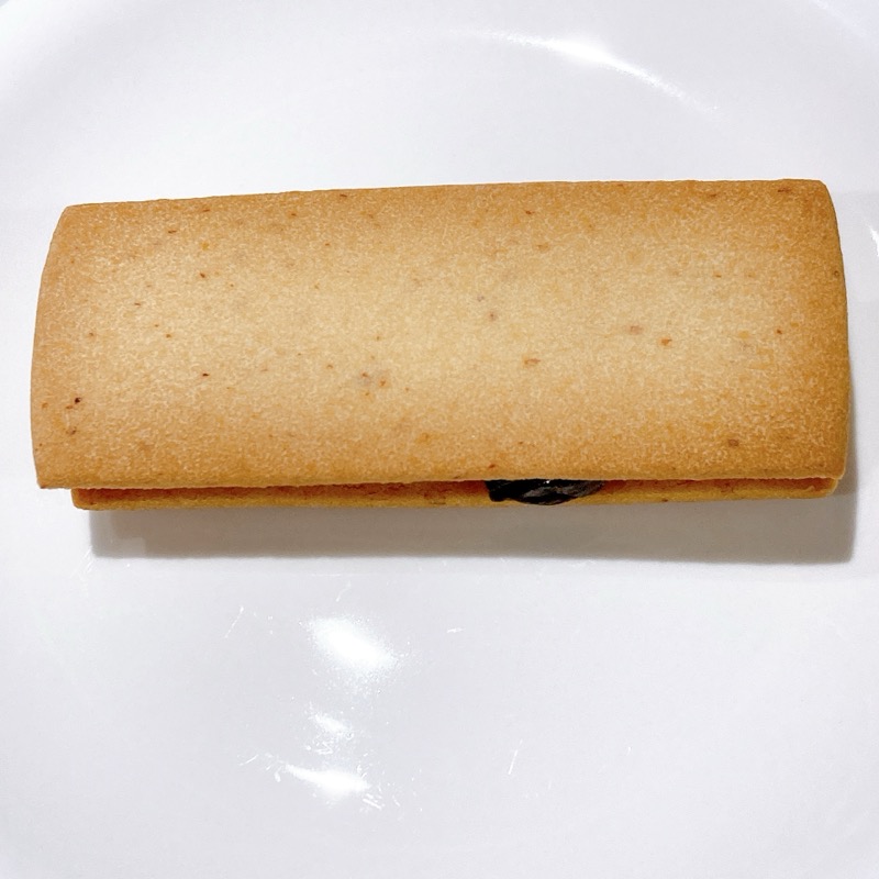 ファミマのトロバタラムレーズンサンド