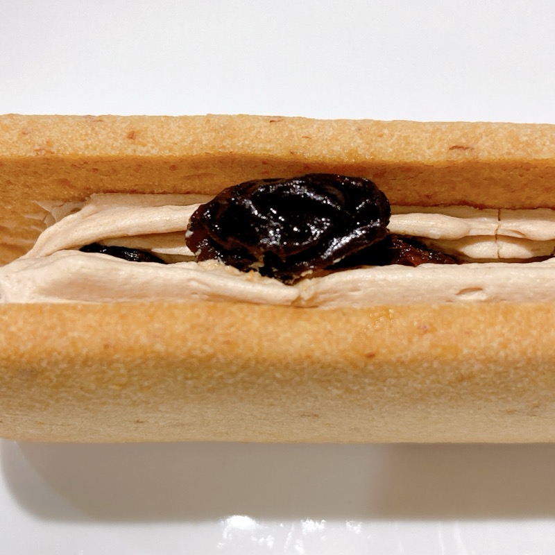 ファミマのトロバタラムレーズンサンド