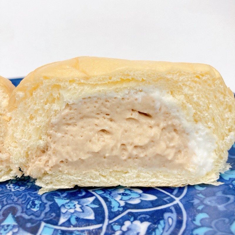 冷やして食べるとろけるくりーむパンミルクティー