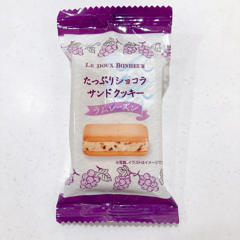 たっぷりショコラサンドクッキーラムレーズン