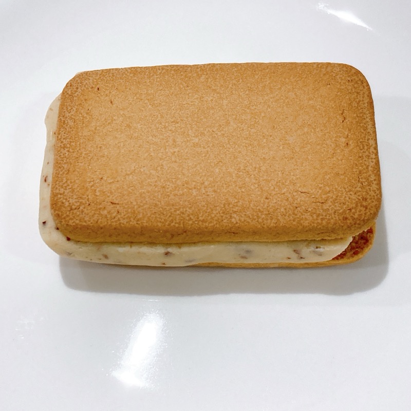 たっぷりショコラサンドクッキーラムレーズン