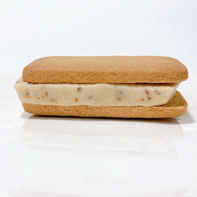 たっぷりショコラサンドクッキーラムレーズン