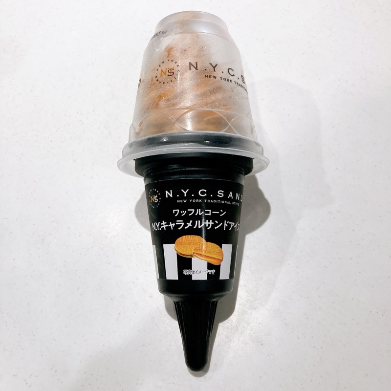 N.Y.キャラメルサンドアイスのワッフルコーン