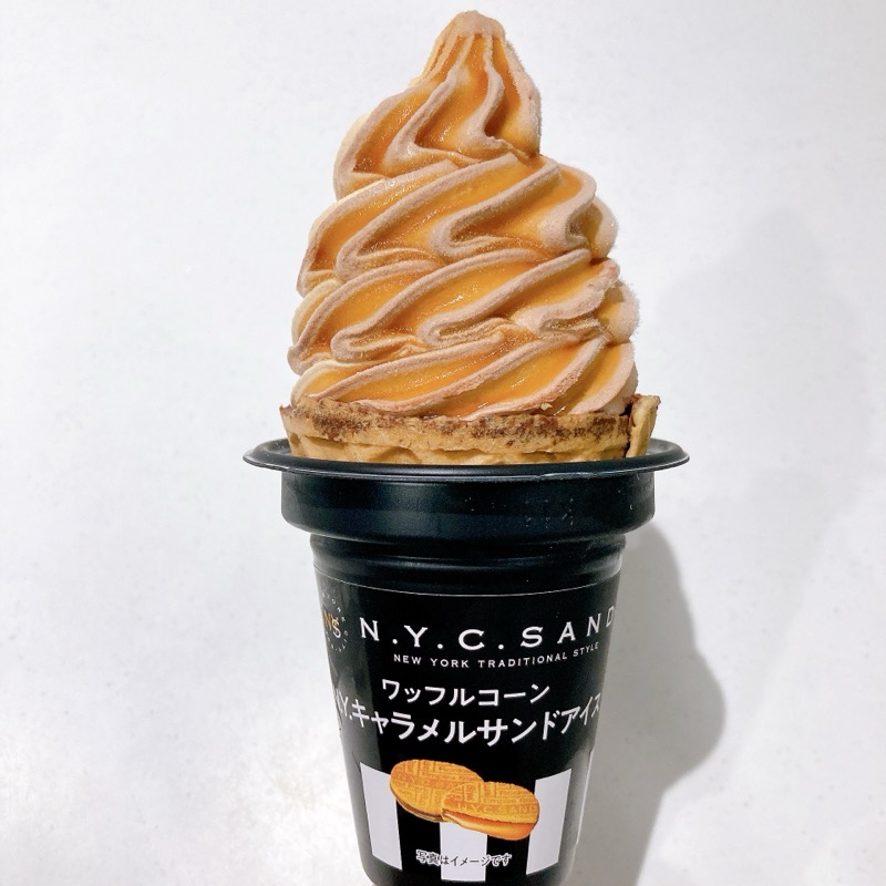 N.Y.キャラメルサンドアイスのワッフルコーン