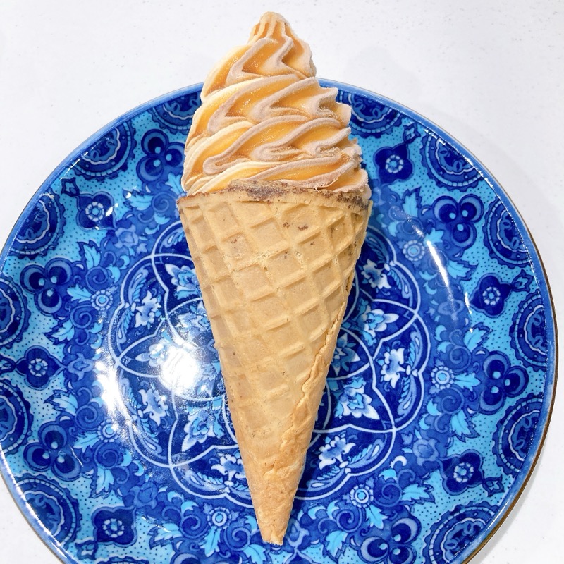 N.Y.キャラメルサンドアイスのワッフルコーン