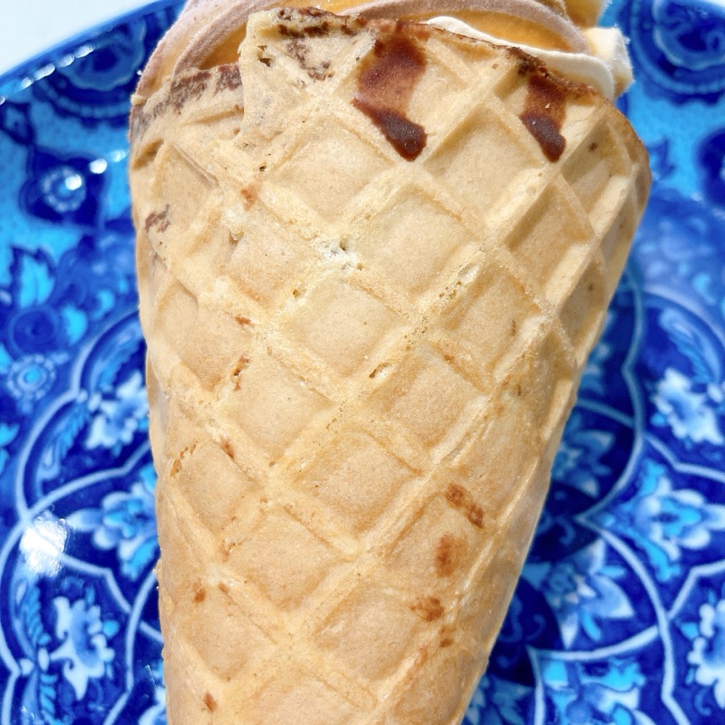 N.Y.キャラメルサンドアイスのワッフルコーン