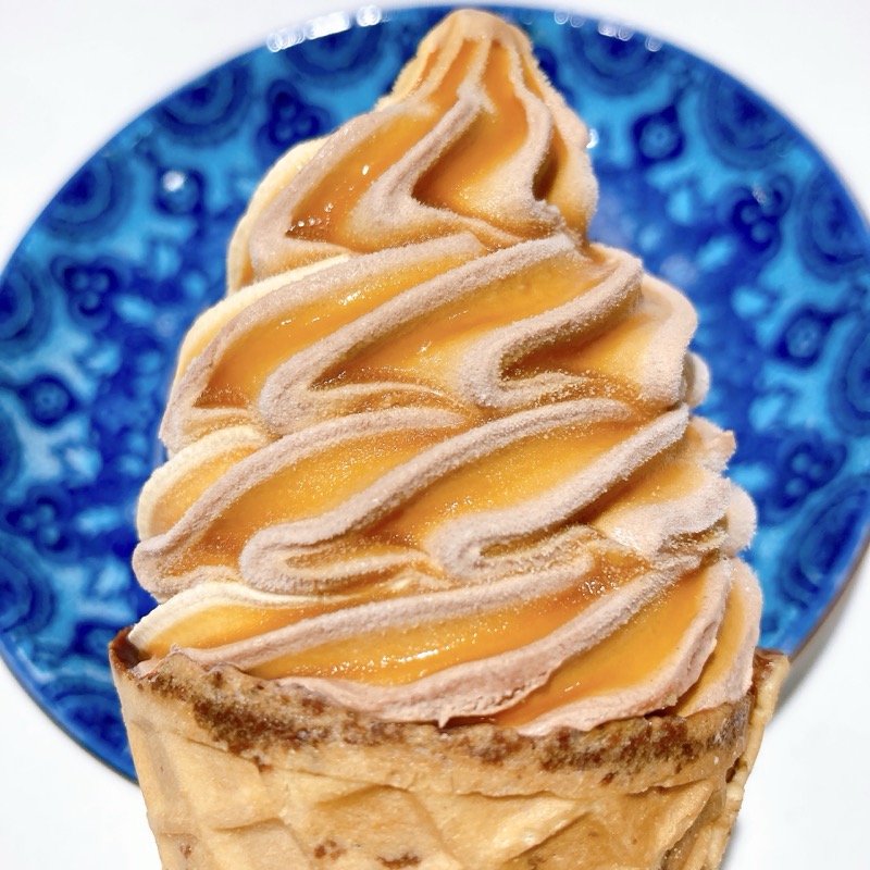 N.Y.キャラメルサンドアイスのワッフルコーン