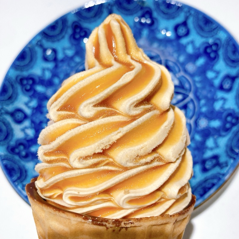N.Y.キャラメルサンドアイスのワッフルコーン