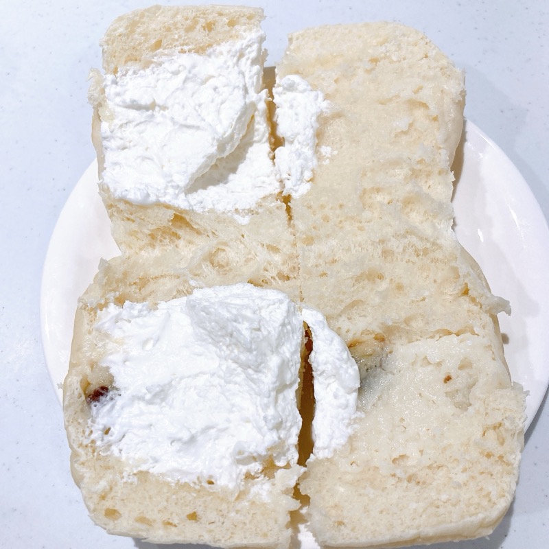 たっぷりラムレーズンクリームパン