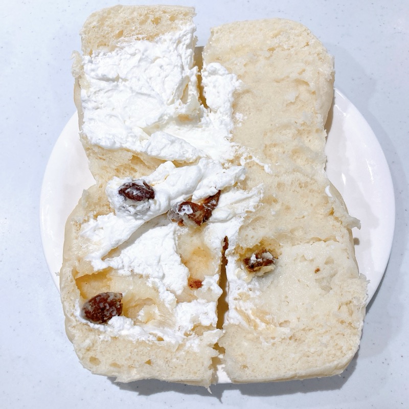たっぷりラムレーズンクリームパン