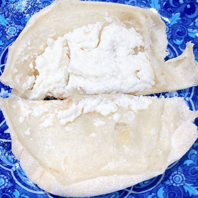 もっちりとした白いチーズパン