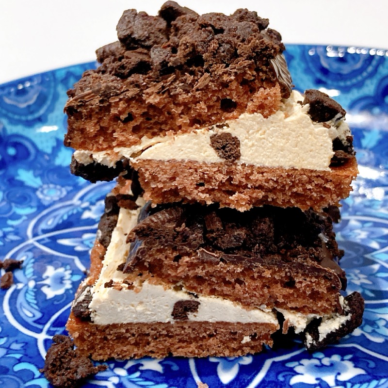 ブラックサンダーザクザクチョコクッキーサンドキャラメル