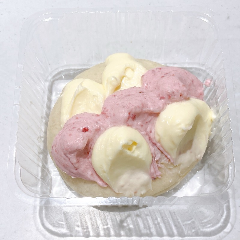 いちごホイップ&クリームチーズパン
