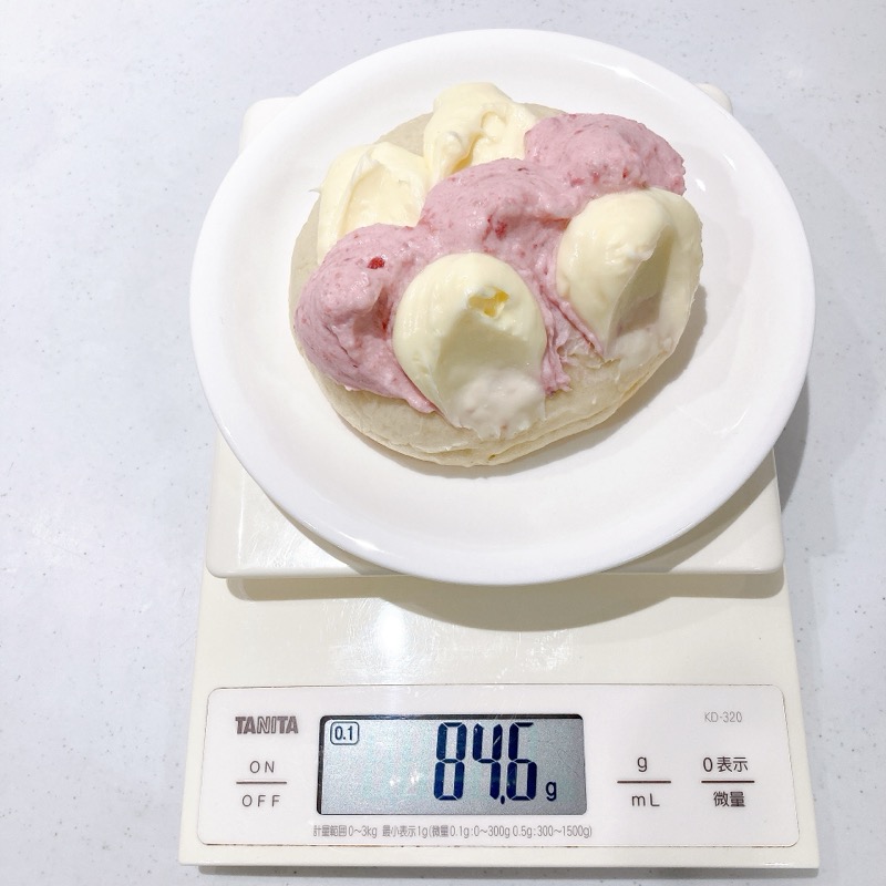 いちごホイップ&クリームチーズパン