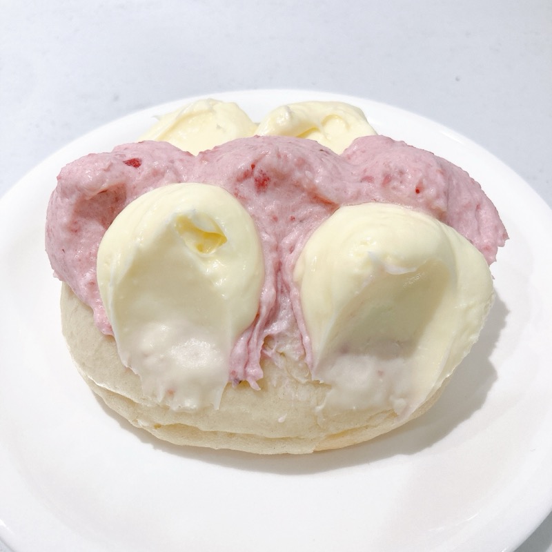 いちごホイップ&クリームチーズパン