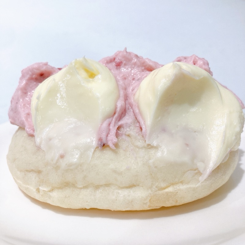 いちごホイップ&クリームチーズパン
