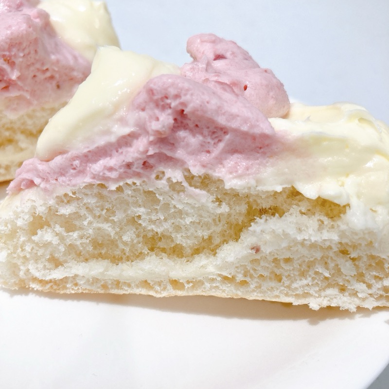 いちごホイップ&クリームチーズパン