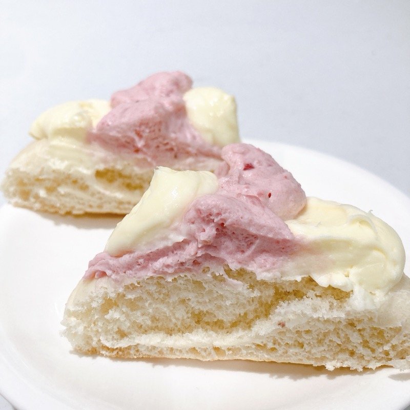 いちごホイップ&クリームチーズパン