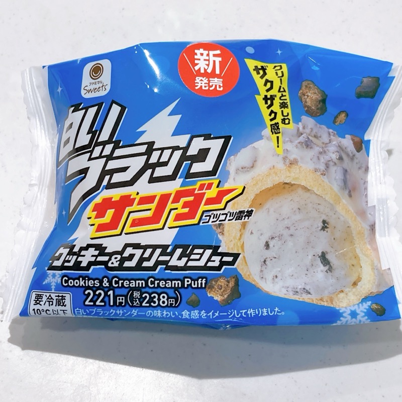 白いブラックサンダークッキー＆クリームシュー