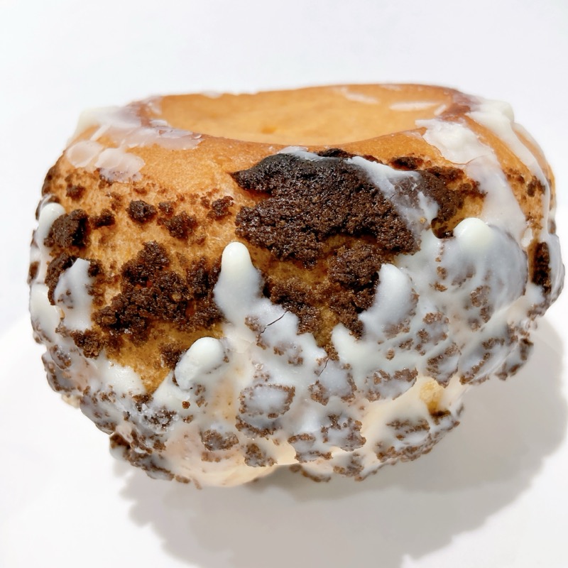 白いブラックサンダークッキー＆クリームシュー