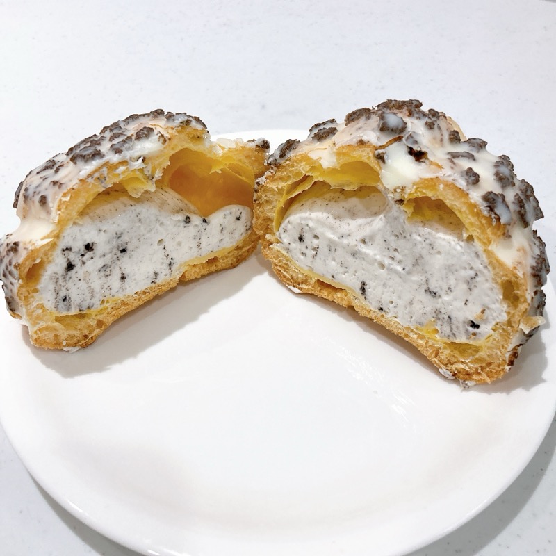 白いブラックサンダークッキー＆クリームシュー