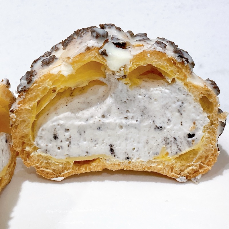 白いブラックサンダークッキー＆クリームシュー