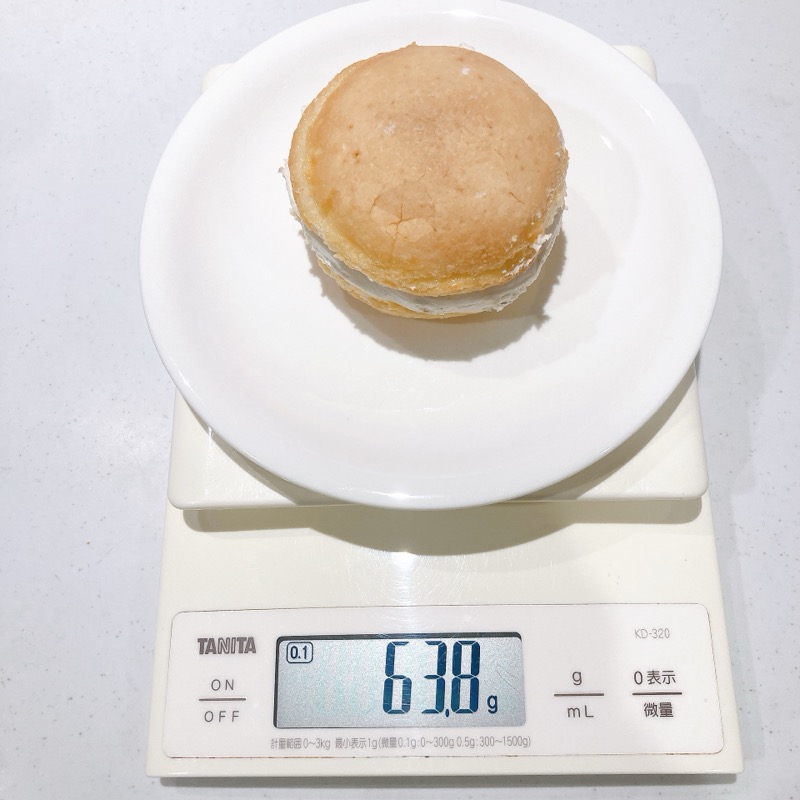 ふんわり生ブッセ濃厚ラムレーズン入りクリーム