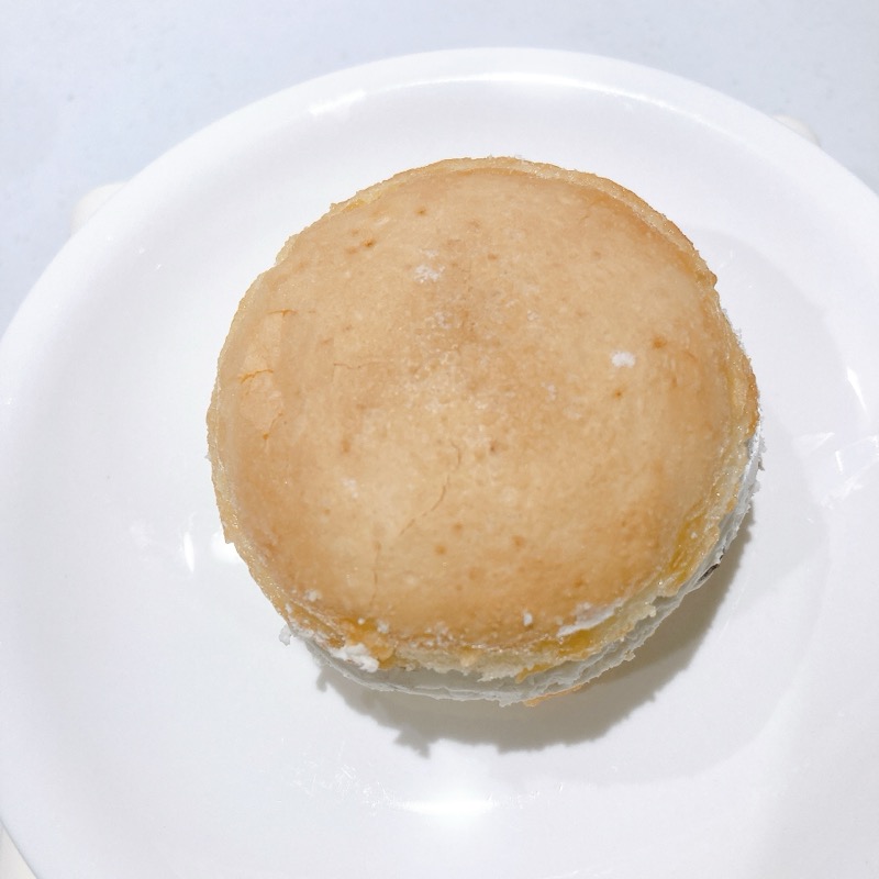ふんわり生ブッセ濃厚ラムレーズン入りクリーム
