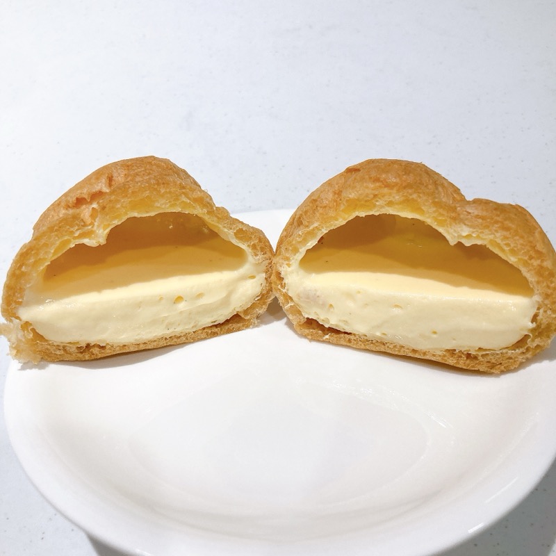 乳脂肪分48%の純生クリームでつくったシュークリーム