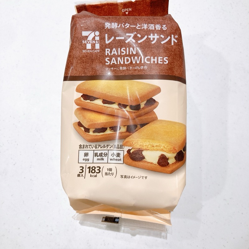 セブン《発酵バターと洋酒香るレーズンサンド》