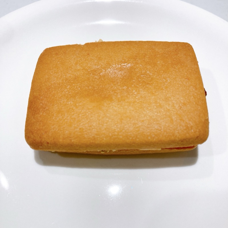 セブン《発酵バターと洋酒香るレーズンサンド》