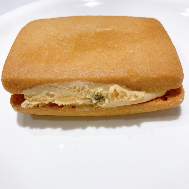 セブン《発酵バターと洋酒香るレーズンサンド》